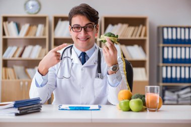 Bilim adamı çeşitli gıdalarda besin araştırması yapıyor