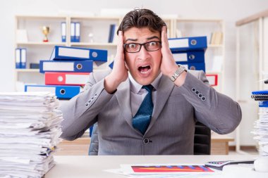 İşadamı evrak işleriyle meşgul.