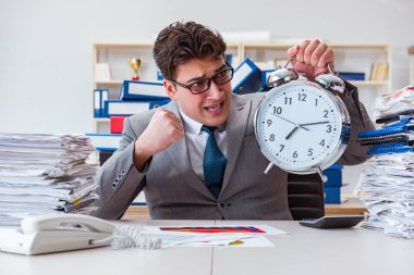 İş adamı aşırı çalışma nedeniyle teslim tarihini kaçırıyor