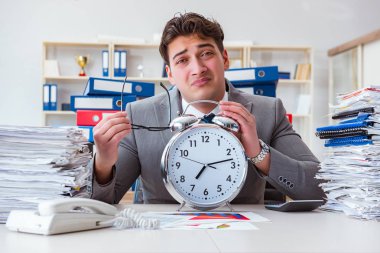 İş adamı aşırı çalışma nedeniyle teslim tarihini kaçırıyor