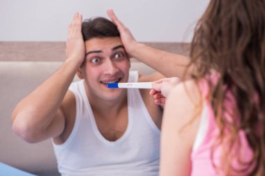 Hamilelik testi sonuçları olan genç bir aile