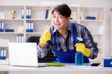 Ofiste çalışan erkek temizlikçi.