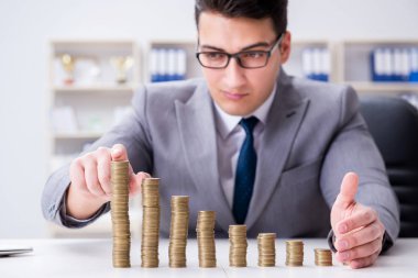 Ticari büyüme kavramında altın sikkeleri olan bir işadamı