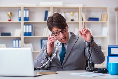 İşadamı işine zincirlerle bağlı.