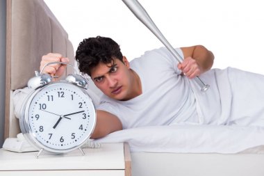 Yatakta uykusuzluk çeken bir adam.