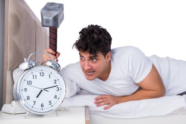 Yatakta uykusuzluk çeken bir adam.