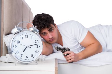 Yatakta uykusuzluk çeken bir adam.