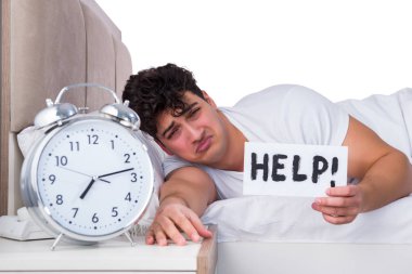 Yatakta uykusuzluk çeken bir adam.