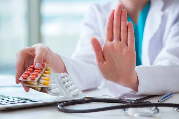 Medico con farmaci prescritti nel concetto medico — Foto Stock