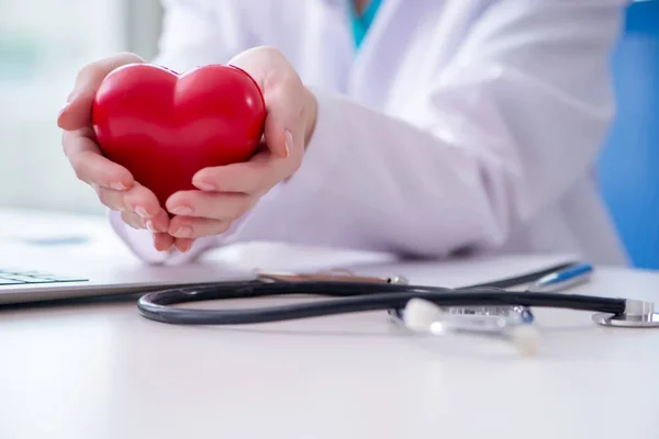 Läkare kollar upp hjärtat i medicinska konceptet — Stockfoto