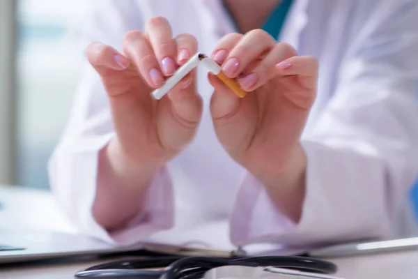 Læge i anti-rygning koncept - Stock-foto