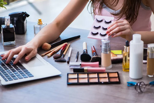 Blogger de moda con accesorios de maquillaje — Foto de Stock