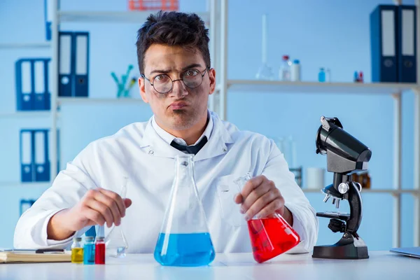 Extraño químico loco trabajando en un laboratorio —  Fotos de Stock