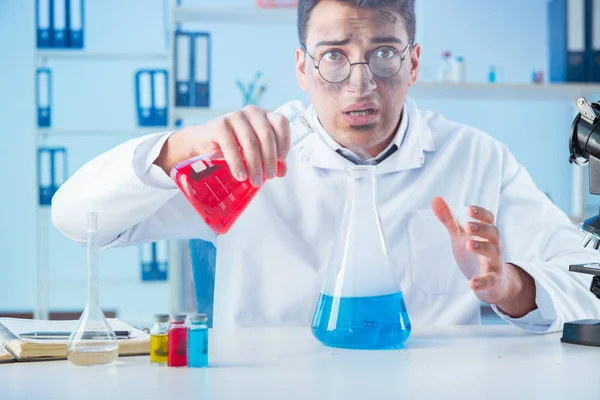 Extraño químico loco trabajando en un laboratorio — Foto de Stock