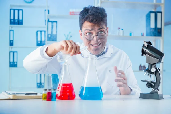 Αστείος τρελός χημικός που δουλεύει σε εργαστήριο — Φωτογραφία Αρχείου