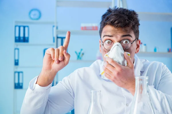 Divertente chimico pazzo che lavora in un laboratorio — Foto Stock