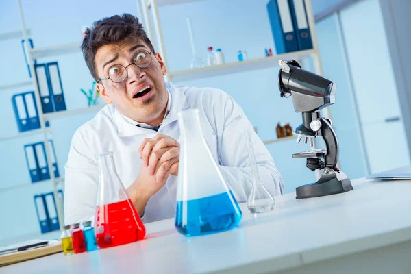 Amuzant nebun chimist de lucru într-un laborator — Fotografie, imagine de stoc