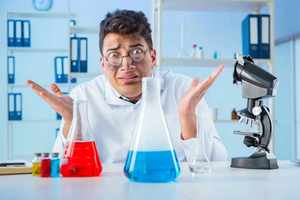 Laboratuvarda çalışan çılgın bir kimyager.