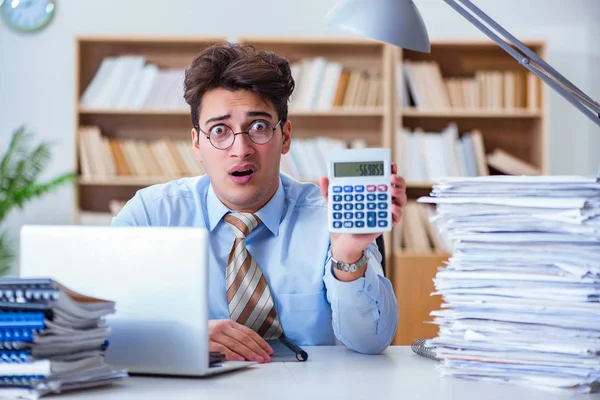 Смішний бухгалтер букмекер, що працює в офісі — стокове фото
