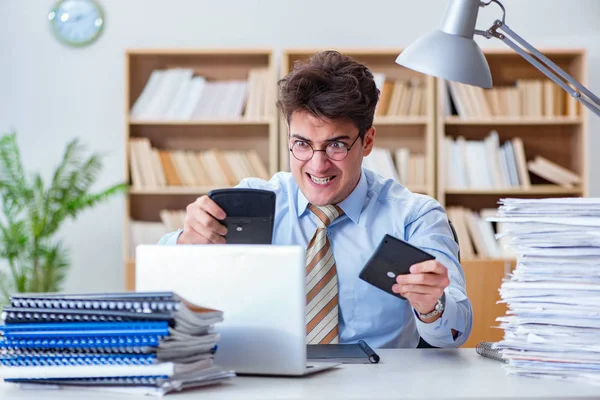 Ofiste çalışan komik muhasebeci.