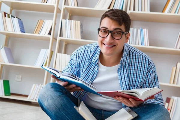 Νεαρός φοιτητής που σπουδάζει με βιβλία — Φωτογραφία Αρχείου