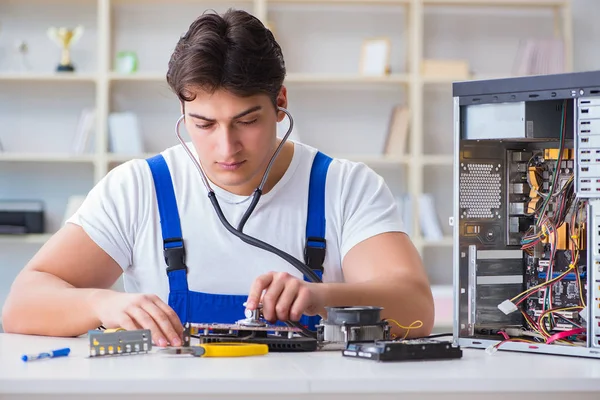 Masaüstü bilgisayarını tamir eden bilgisayar tamircisi