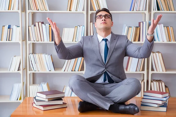 Estudiante de negocios en posición de loto concentrándose meditando — Foto de Stock