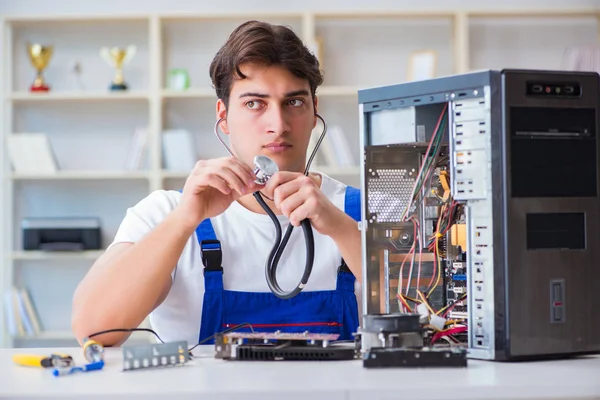 Masaüstü bilgisayarını tamir eden bilgisayar tamircisi