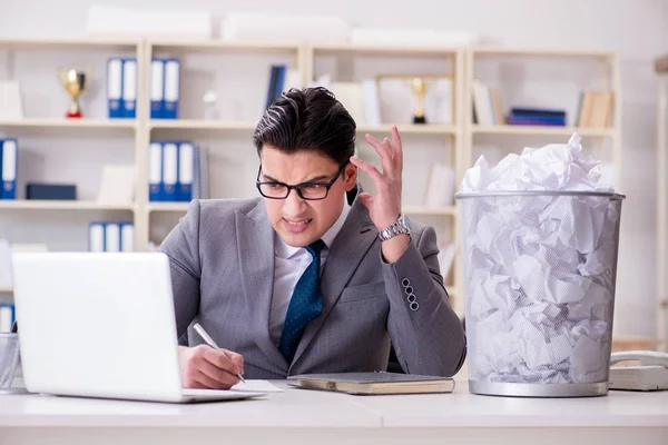 Homme d'affaires dans le concept de recyclage du papier au bureau — Photo