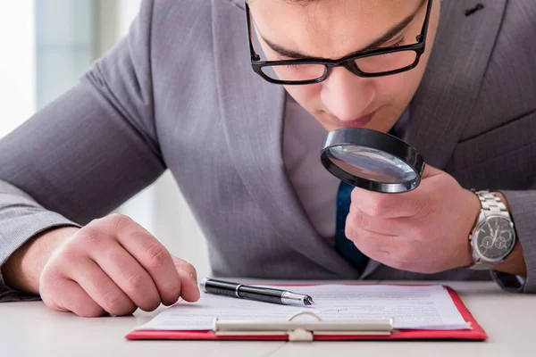 Man som letar efter fel och misstag i rapporten — Stockfoto