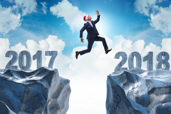 Бізнесмен у капелюсі Санта стрибає з 2017 по 2018 рік — стокове фото