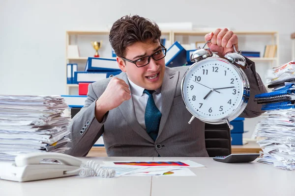 İş adamı aşırı çalışma nedeniyle teslim tarihini kaçırıyor