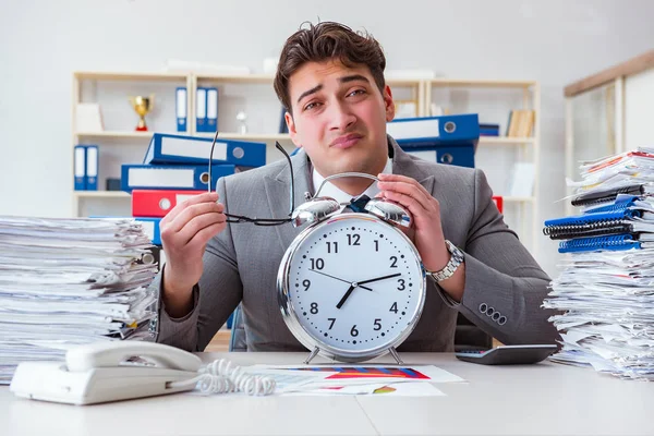 İş adamı aşırı çalışma nedeniyle teslim tarihini kaçırıyor