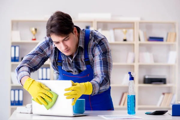 Ofiste çalışan erkek temizlikçi.