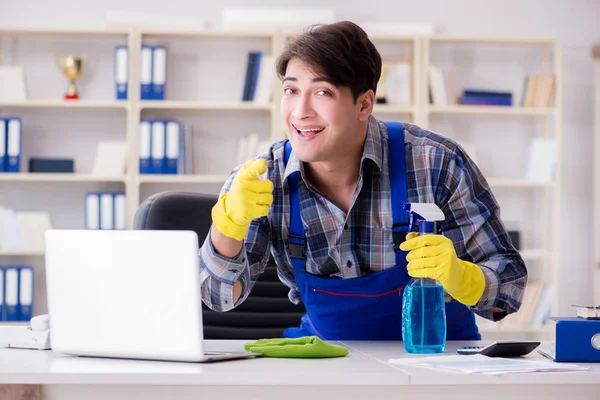 Ofiste çalışan erkek temizlikçi.