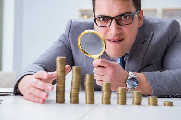 Empresário com moedas de ouro no conceito de crescimento do negócio — Fotografia de Stock