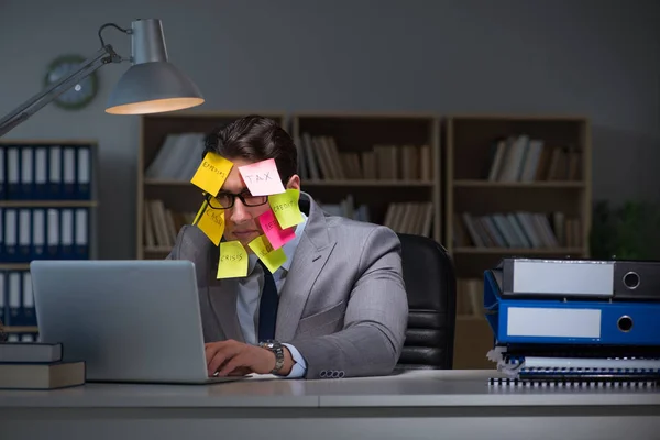 Geschäftsmann bleibt spät dran, um Prioritäten zu setzen — Stockfoto