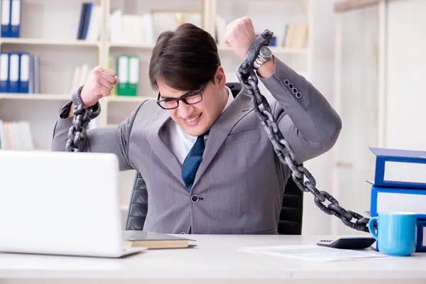 Empresario atado con cadenas a su trabajo —  Fotos de Stock