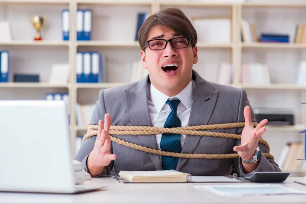 Geschäftsmann im Büro mit Seil gefesselt — Stockfoto