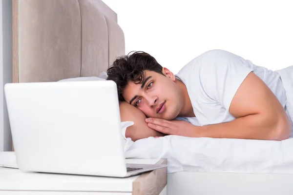 Bărbat în pat care suferă de insomnie — Fotografie, imagine de stoc