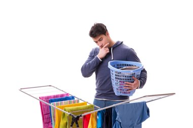 Çamaşır yıkayan koca beyaz tenli.