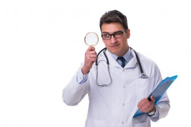 Elinde büyüteç olan genç bir erkek doktor.