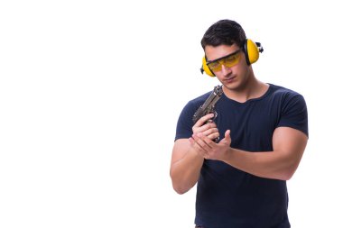 Beyazlara izole edilmiş bir şekilde silahtan spor atışı yapan adam.