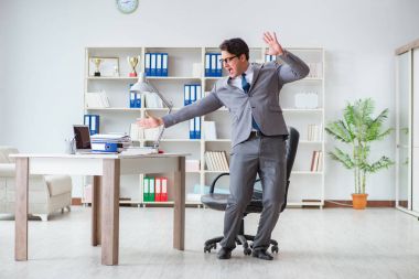 İş adamı işte ara verirken eğleniyor.