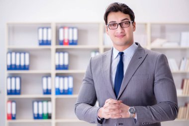 Ofiste çalışan genç bir işadamı.