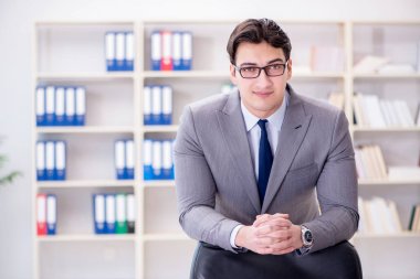Ofiste çalışan genç bir işadamı.
