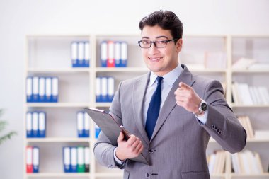 Ofiste çalışan genç bir işadamı.