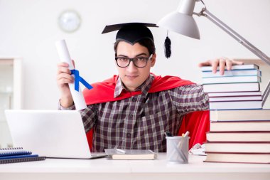 Süper kahraman öğrenci havan topu takıyor.