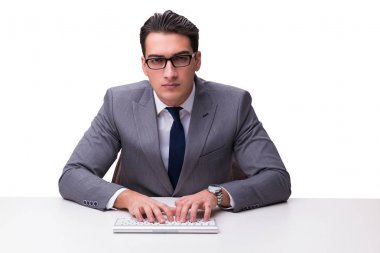 Genç işadamı beyaz sırtında izole edilmiş bir klavyede daktilo kullanıyor.