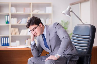 Ofiste çalışan genç bir işadamı.